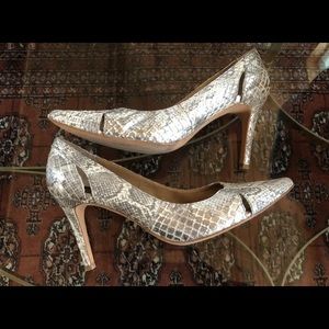 Ann‎ Taylor 8-1/2 Silver Reptile Cutout Leather Pumps